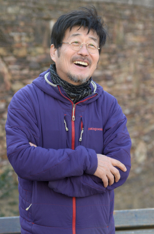 영하 10도의 날씨 속에 야외 촬영을 하던 김창완은 “춥지 않냐”는 질문에 “촬영 마치고 같이 따뜻한 밥 먹으러 갑시다”라며 활짝 웃었다.  김낙중 기자 sanjoong@