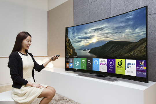 삼성전자가 세계 최대 가전 전시회인 ‘CES 2015’에서 타이젠 운영체제를 기반으로 한 스마트 TV를 선보일 예정인 가운데 한 모델이 2일 타이젠 TV를 시현하고 있다.