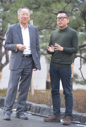 조벽(왼쪽) 동국대 석좌교수와 김대식 카이스트 교수가 지난해 12월 24일 서울 중구 새문안로 22 문화일보 사옥 앞에서 2014년 한국사회를 진단하는 키워드에 대해 의견을 교환하고 있다.  정하종 기자 maloo@munhwa.com