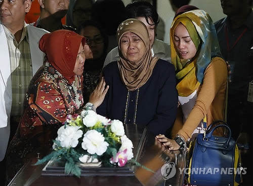 (AP=연합뉴스) 시신으로 발견된 에어아시아기 추락사고 희생자 중 처음으로 신원이 확인된 하야티 루트피아 하미드씨의 가족들이 1일(현지시간) 인도네시아 수라바야에서 시신을 인계받으며 눈물을 흘리고 있다.