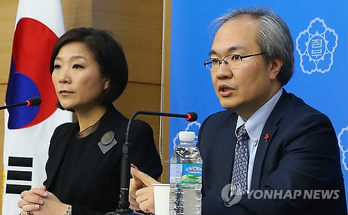 오영주 외교부 개발협력국장(왼쪽)과 권준욱 보건복지부 보건의료정책실 공공보건정책관이 지난 2일 오후 서울 도렴동 외교부 브리핑룸에서 에볼라 위기대응을 위해 시에라리온에 파견된 우리나라 구호대원 1명이 독일에 있는 에볼라 치료센터로 이송된다는 내용을 발표하고 있다. 이 대원 지난해 말 현지에서 환자 채혈 과정에서 주사바늘이 손가락에 닿는 사고를 당했다. 외상은 없고 감염 증상도 보이지 않고 있으나 정부는 에볼라 바이러스 잠복 기간인 이달 20일 정도까지 감염 여부를 면밀히 관찰할 예정이다.