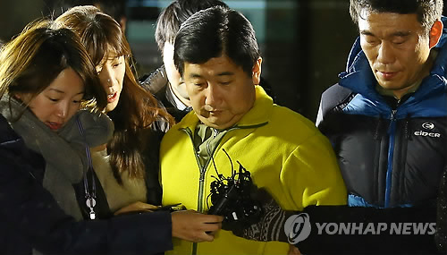 박관천 경정이 지난 19일 기자들의 질문을 외면한 채 서울 서초구 서울중앙지검 건물을 나서고 있는 모습.
