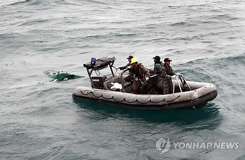 실종 에어아시아기 희생자 시신 수습(EPA=연합뉴스DB)
