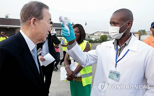 반기문 유엔 사무총장은 국가원수급 인사로는 유일하게 지난 12월 17일부터 21일까지 에볼라 관련 5개국을 모두 돌아봤다. 에볼라 방문 뒤 미국에서 한 때 논란이 됐던 ‘에볼라 관련자 21일간 격리조치’를 자발적으로 수용해 재택근무하는게 낫다는 의견이 나왔지만 평소대로 일해야 에볼라 관련자들을 보호할 수 있다는 판단으로 업무를 강행했다. 다만 반 총장은 ‘감염우려’ 등을 감안해 21일간 손악수 대신 팔꿈치로 툭치며 인사를 나눴다. 사진은 반 총장의 에볼라 방문 일정 당시 모습. (유엔본부=연합뉴스)
