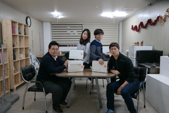 4일 오후 경기 수원시 핑거119 사무실에서 이재욱(왼쪽) 대표와 직원들이 자체 개발한 절단사고용 응급키트를 선보이고 있다.