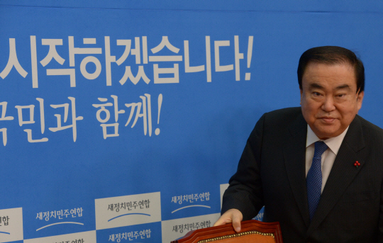 문희상 새정치민주연합 비상대책위원장이 5일 오전 국회에서 열린 비대위 회의를 주재하기 위해 회의장에 들어서 자리에 앉고 있다.