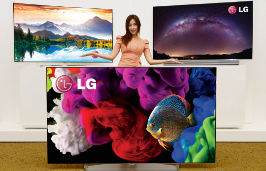 5일 서울 영등포구 여의동 LG 트윈타워에서 모델이 미국 라스베이거스에서 열리는 ‘CES 2015’에서 전시될 유기발광다이오드(OLED) TV를 선보이고 있다.