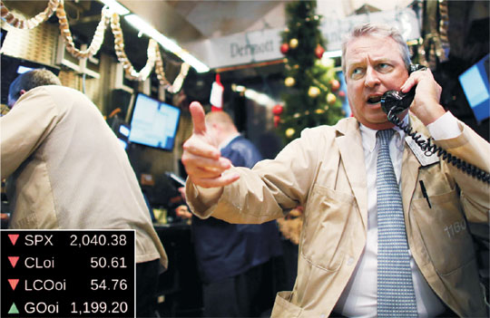 미국 뉴욕 증권거래소에서 5일 국제유가 급락의 영향으로 주가가 큰 폭으로 떨어지자 한 거래인이 심각한 표정을 지으며 전화로 주문을 내고 있다. 이날 거래에서 SPX 등 에너지 관련 기업들의 주가는 일제히 하락했다.(작은 사진)