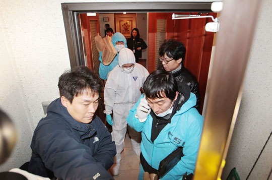 경찰 과학수사대 요원들이 6일 오전 40대 가장이 부인과 두 딸을 살해한 것으로 추정되는 서울 서초구의 한 아파트에서 감식을 마친 뒤 사건 현장을 벗어나고 있다. 김낙중 기자 sanjoong@