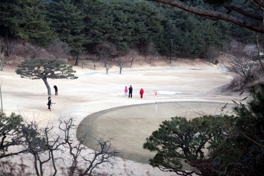 8일 동래베네스트골프장 인코스 9번 홀에서 골퍼들이 겨울 골프를 만끽하며 그린을 향해 걸어오고 있다.  동래베네스트골프장 제공