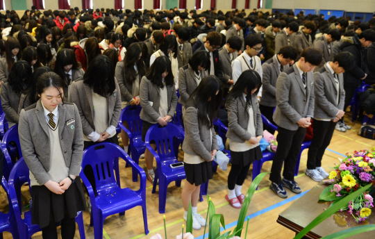 9일 열린 경기 안산시 단원고 졸업식에 참석한 3학년 학생들이 세월호 참사로 희생된 후배들을 위한 추모 묵념을 하고 있다. 곽성호 기자 tray92@