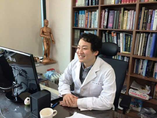 한국방송통신대 농학과에 다니는 한의사 이진헌 씨가 자신이 운영하는 전북 전주시의 한의원에서 컴퓨터를 보고 있다.