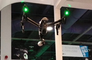 ‘CES 2015’에서 선을 보인 중국 DJI사의 소형 드론(무인항공기) 모습.