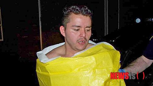 미국 오리건주 카이저 경찰이 배포한 사진으로 기예르모 브람빌라 로페스(24)가 체포된 뒤 담요를 덮고 있다. 경찰은 로페스가 가정집에 몰래 침입해 술을 마시고 샤워를 한 것으로 드러났다고 밝혔다.