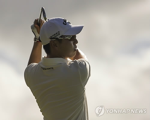 배상문이 1라운드 2번홀에서 티샷을 날리고 있다.