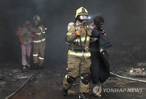 10일 오전 경기도 의정부시 의정부동 아파트 건물에서 불이 나 출동한 소방대원들이 인명 구조작업을 하고 있다.