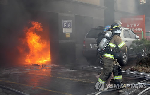 10일 오전 경기도 의정부시 의정부동 아파트 건물에서 불이 나 소방 당국이 인명 구조작업을 하고 있다.
