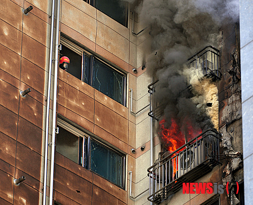 10일 경기 의정부시 의정부동 10층짜리 아파트 1층 주차장에서 시작된 불이 번지며 큰 화재로 이어져 소방당국이 진화작업을 하고 있다.