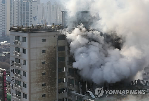 10일 오전 경기도 의정부시 의정부동의 한 아파트에서 불이 나 연기와 불길이 피어오르고 있다.