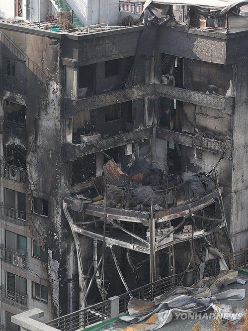 11일 오전 경기도 의정부시 의정부동 아파트 화재현장에서 불에 탄 건물 외벽과 골조가 보이고 있다.