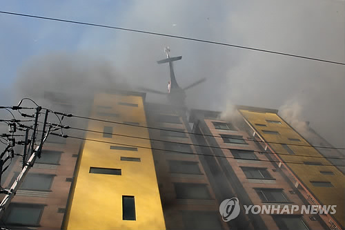 지난 10일 오전 경기도 의정부시 의정부동 아파트 건물에서 불이 나 소방 헬기가 화재를 진화하고 있다. 이 화재로 1명이 사망하고 30여명이 부상을 입어 병원에 이송 됐다.