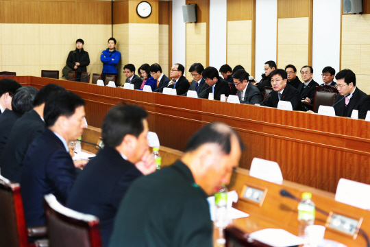 공공기관 혁신계획 등을 점검하기 위해 지난 8일 정부세종청사에서 열린 ‘공공기관 혁신 전략회의’에서 윤상직(앞줄 오른쪽 두 번째) 산업통상자원부 장관이 인사말을 하고 있다.  산업통상자원부 제공