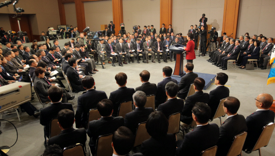 박근혜 대통령이 12일 오전 청와대 춘추관에서 청와대 비서실 참모 및 각 부처 국무위원 등이 지켜보는 가운데 신년 구상 발표 및 기자회견을 하고 있다.