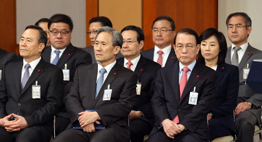 박근혜 대통령이 12일 오전 청와대 춘추관에서 신년 구상 발표 및 기자회견을 하는 자리에 김기춘(앞줄 오른쪽) 비서실장, 김관진(〃 두 번째) 국가안보실장 등이 배석해 있다.  연합뉴스