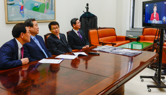 새누리당 김무성(왼쪽 두 번째) 대표와 주호영(왼쪽) 정책위의장, 이군현(〃 세 번째) 사무총장, 김학용 대표 비서실장이 12일 오전 국회 당 대표실에서 박근혜 대통령의 신년기자회견을 시청하고 있다.