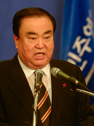 문희상 새정치민주연합 비상대책위원장이 13일 오전 국회 도서관에서 신년 기자회견을 하면서 전날 박근혜 대통령 기자회견에 대해 “국민에게 더 큰 걱정을 안겨줬다”고 비판하고 있다.