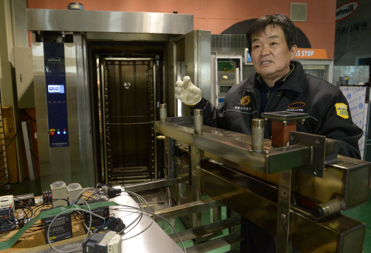 8일 경기 광주시 초월읍 대흥제과제빵기계 사옥에서 김대인 대표가 중소기업 융복합기술개발사업을 통해 개발한 복합조리기에 대해 설명하고 있다.