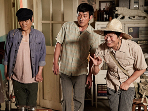 영화 ‘허삼관’에는 성동일(사진 오른쪽)과 김성균(왼쪽)이 카메오로 출연했다.