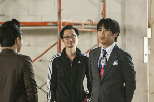 영화 ‘기술자들’에는 차태현(사진 오른쪽)이 깜짝 등장해 웃음을 선사한다.