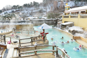 따스한 물에서 놀이 체험을 하며 설경을 구경할 수 있는 캐리비안 베이는 가족이 함께 즐기기에 알맞다.  에버랜드 제공