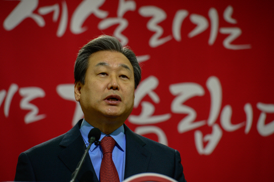 김무성 새누리당 대표가 14일 오전 국회 의원회관에서 신년 구상을 밝힌 뒤 기자들과 가진 일문일답에서 “청와대 문건 배후로 음해 당해 기가 막힌다”고 말하고 있다.