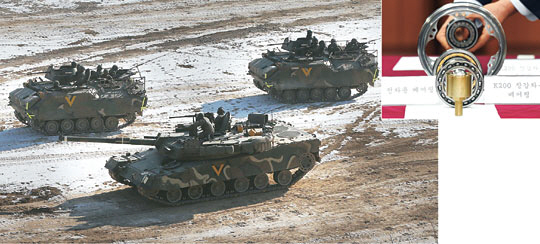 불량 부품이 사용돼 논란이 일고 있는 K-1 전차(앞쪽)와 K-200 장갑차가 지난 2일 경기 연천군 다락대 사격장에서 이동하고 있다. 검찰은 12일 시험성적서가 위·변조된 K-1 전차와 K-200 장갑차용 베어링(작은 사진)을 공개하고, 불량 부품을 방위사업청에 납품한 군납품업체 간부 직원 등을 구속 기소했다.   연합뉴스