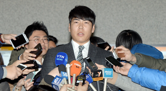 피츠버그 파이리츠와의 계약을 위해 미국으로 출국하는 강정호가 14일 오전 인천공항에서 취재진들의 질문에 답하고 있다.