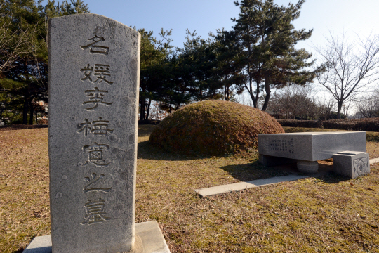 매창공원에 깔끔하게 잘 가꿔놓은 매창의 묘. 가느다란 겨울 햇살이 안온하게 감싸고 있다.