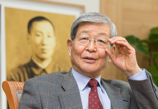 정진홍 아산나눔재단 이사장은 “젊은이들은 내가 꿈도 꾸지 못할 미래를 살 사람들”이라며 우리 사회가 젊은이들을 믿고 신뢰해야 한다고 말했다. 김연수 선임기자 nyskim@munhwa.com