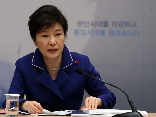 박근혜 대통령이 19일 오전 청와대 영빈관에서 ‘통일 준비’를 주제로 한 통일부·외교부·국방부·국가보훈처 4개 부처 합동 업무보고를 받기에 앞서 모두발언을 하고 있다.  연합뉴스