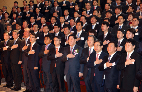 19일 오전 정부세종청사 국세청 대강당에서 열린 전국세무관서장회의에서 최경환(앞줄 오른쪽 다섯 번째) 부총리 겸 기획재정부 장관과 임환수(〃〃네 번째) 국세청장 등 참석자들이 국기에 대한 경례를 하고 있다.