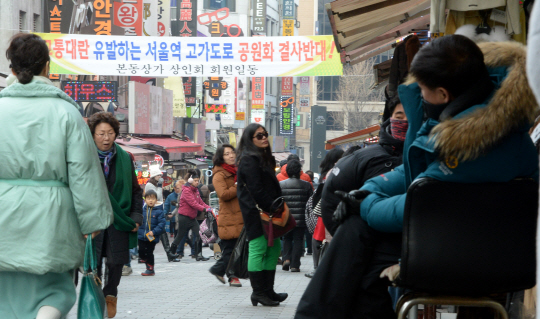 상권 약화와 교통대란 등을 이유로 ‘서울역 고가도로 공원화 사업’ 추진에 반대하는 서울 남대문시장 상인들이 내건 현수막.