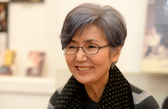 고은아 서울극장 대표는 여전히 여배우 시절 미모를 유지하고 있다. 염색을 하지 않은 회색 머리로 다니는 그는 “겉모습이나 생활 방식 모두 세월 가는 대로 따라가는 걸 좋아한다”고 말했다.  김동훈 기자 dhk@