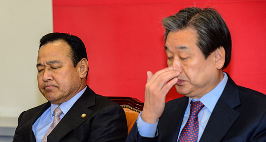 새누리당 김무성(오른쪽) 대표와 이완구 원내대표가 21일 오전 당 대표실에서 열린 최고중진연석회의 석상에서 강력한 후폭풍을 일으키고 있는 ‘연말정산’ 관련 대책을 논의하던 중 동시에 곤혹스러운 표정을 짓고 있다.