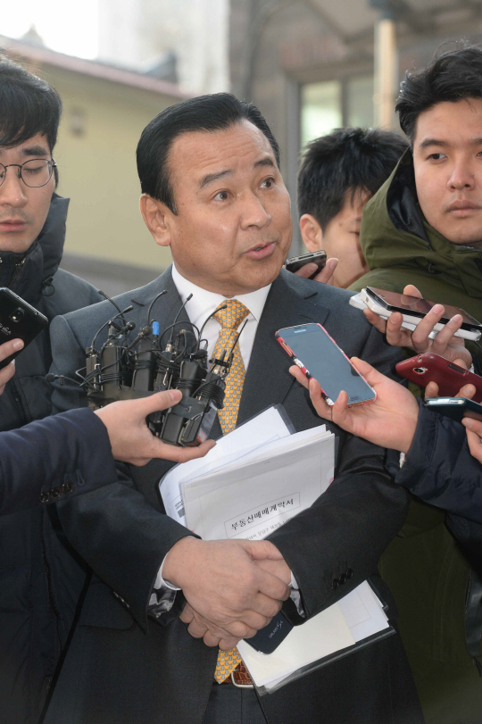 이완구 국무총리 후보자가 27일 오전 금융감독원 연수원 내 임시 사무실 앞에서 취재진에게 학위 논문 표절 의혹 및 차남에게 증여된 땅 투기 의혹 등에 대해 해명하고 있다.  김선규 기자 ufokim@