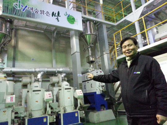 양용호 금성농협 조합장이 지난 22일 전남 담양군 금성면 미곡처리장에서 자동화된 ‘대숲 맑은 담양쌀’ 도정 과정을 설명하고 있다.