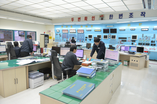 지난 2012년 12월 설계 수명이 끝나 가동이 중단된 경북 경주 양남면 월성 원자력발전 1호기 주제어실에서 지난 26일 직원들이 설비 안전 점검을 하고 있다.