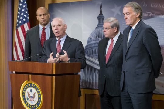 민주당의 벤 카딘(왼쪽 두 번째·메릴랜드) 상원의원이 코리 부커(왼쪽·뉴저지), 로버트 메넨데스(오른쪽 두 번째·뉴저지), 에디 마키(오른쪽·매사추세츠) 상원의원과 함께 27일 워싱턴 DC 의사당에서 버락 오바마 행정부가 발표한 미 동부 대서양 원유자원 개발사업에 반대한다는 입장을 밝히고 있다.  EPA연합뉴스