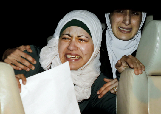 요르단 조종사 마즈 알카사스베 중위의 부인(왼쪽) 등 가족들이 수도 암만의 왕궁 앞에서 알카사스베의 생환을 요구하는 집회에 참석해 울부짖으며 그의 생환을 호소하고 있다.