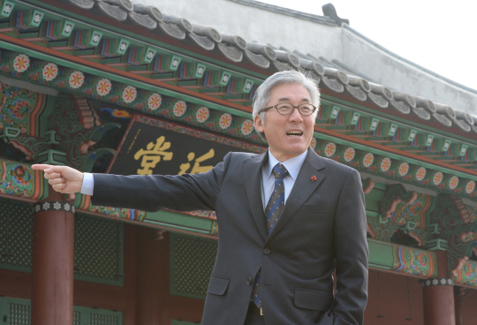 김종덕 문화체육관광부 장관이 자신의 서울 집무실이 있는 종로구 소격동 국립현대미술관과 인접한 조선시대 종친부(宗親府) 건물 앞에서 포즈를 취했다. 그는 “이 앞에 있었던 국군보안사령부에서 사병으로 복무할 때, 문화재인 이 건물을 쓸고 닦곤 했었다”고 소개했다.   임정현 기자 theos@